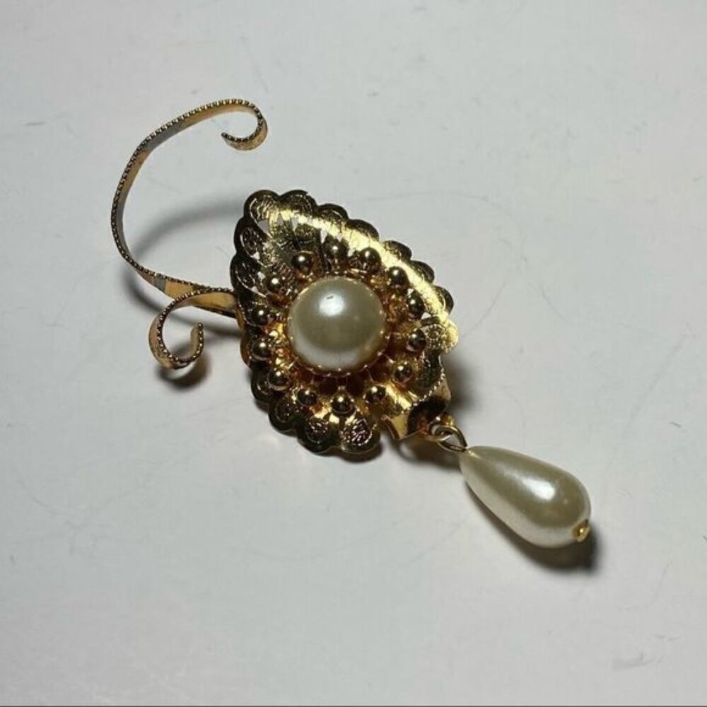 Brooch – Vintage 1950s Gold-Tone Filigree Flower with Faux Pearl